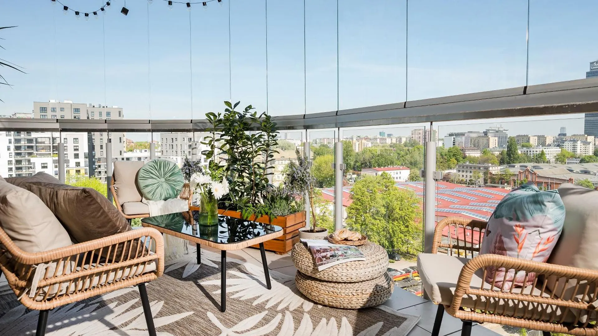 Apartament Luxury 2-Bedroom Penthouse Warsaw Skyline 15M Terrace, Garage, Gym, Rooftop & Only 500 M To Metro